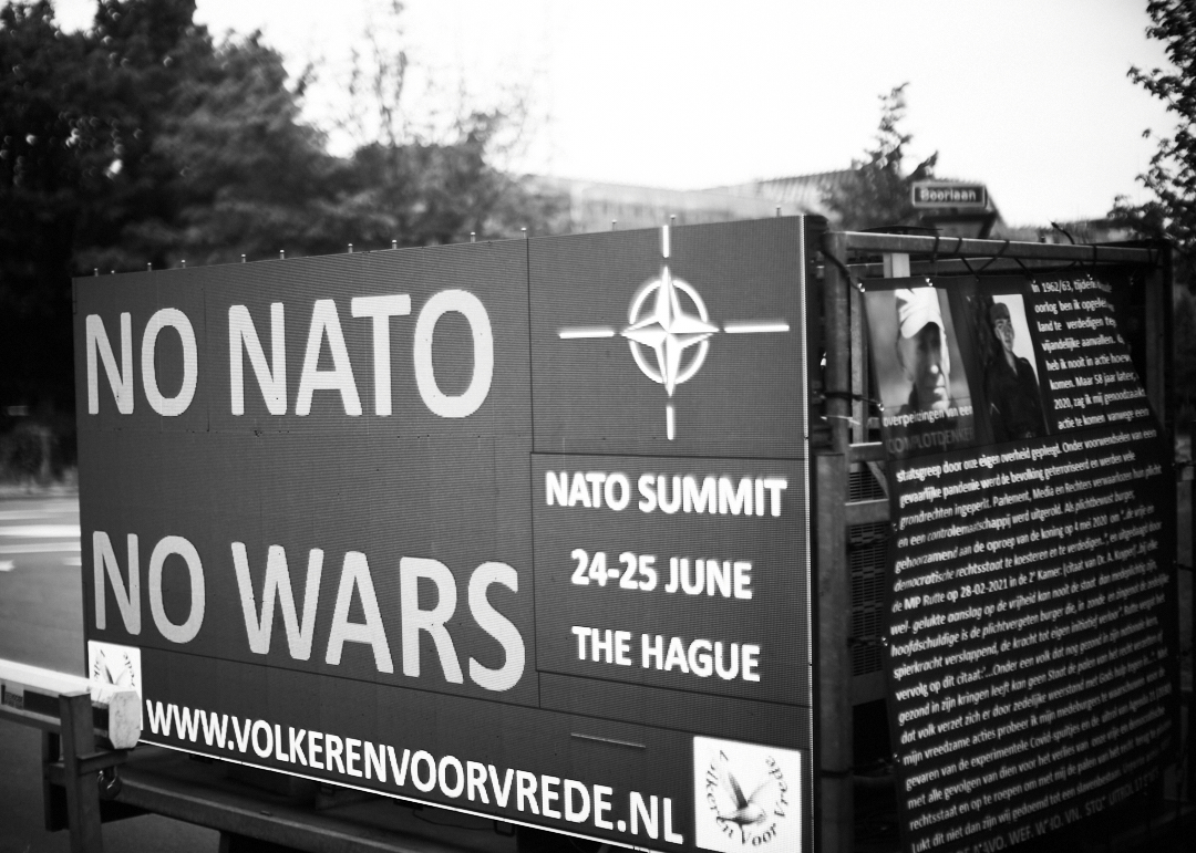 Nato Summit Den Haag  bord.jpg